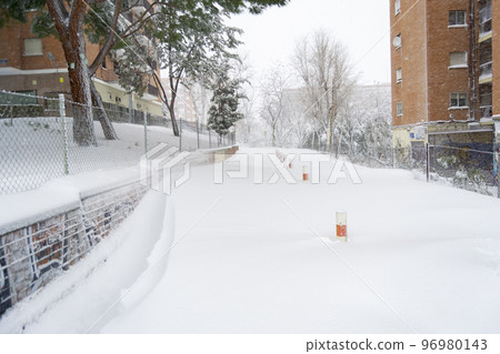 Snow. Winter. Streets covered in a white blanket of snow that covers all the elements that are on the street. Cold concept. Winter concept. Winter 2022. Photography. 96980143