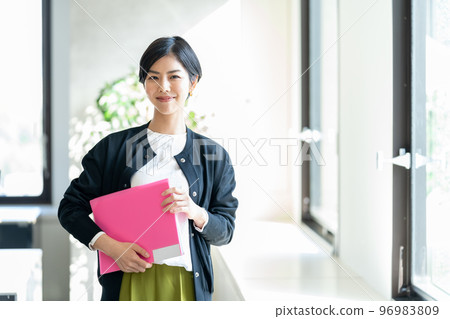 女性，商務，辦公室，職業女性，個人，筆記本電腦，20 歲，30 歲，OL，肖像 96983809