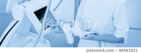 The masseur is preparing to make an hardware lpg massage in a beauty salon The masseur is preparing to make an hardware lpg massage in a beauty salon 96983922
