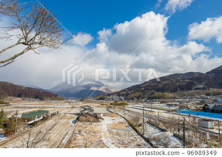 由布院雪景(大分縣由布市由布院) 由布院雪景(大分縣由布市由布院) 96989349