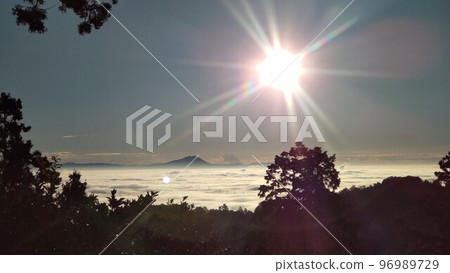Sea of clouds and Mt.Tsukuba seen from Ohirasan Shrine 96989729