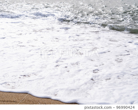 在水面上。 在水面上。 96990424