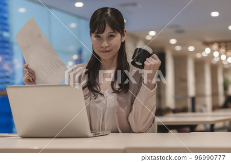 自由職業女性形象 自由職業女性形象 96990777