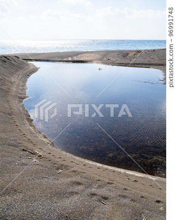 一條河沿著沙灘流淌。 96991748