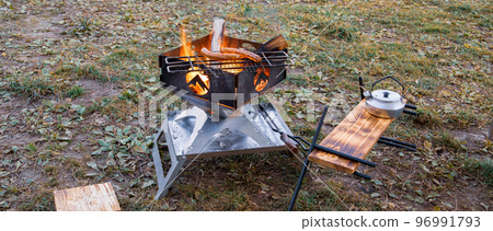 在營地享受篝火晚會 96991793