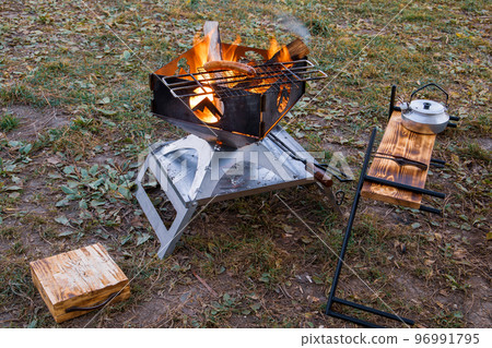 在營地享受篝火晚會 96991795