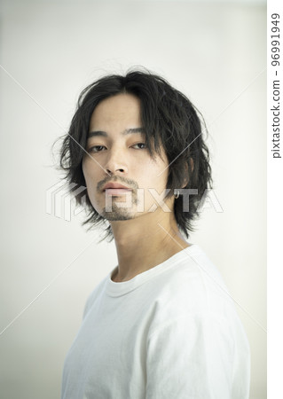 Male in his early 30s Men's beauty image portrait looking at the camera 96991949