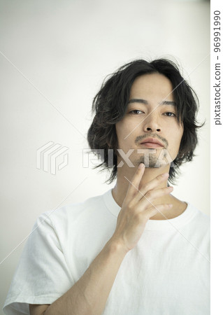 30 歲出頭的男性男性美女形象肖像看著相機 30 歲出頭的男性男性美女形象肖像看著相機 96991990