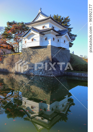 紅葉季節的新發田城本丸辰巳矢倉 96992177