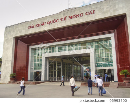 Vietnam-Mong Cai border crossing (China-Vietnam border) / 越南芒街邊境 96993500