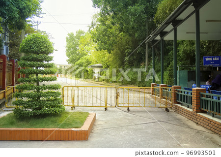 在越南芒街過境點/芒街邊境內，越南 96993501