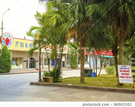 在越南芒街過境點/芒街邊境內，越南 96993502