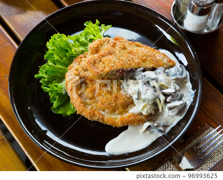 Schnitzel with mushrooms 96993625