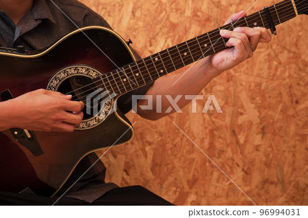 Hand playing the guitar guitar Hand playing the guitar guitar 96994031
