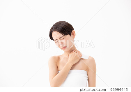 應用膏藥的婦女 96994445