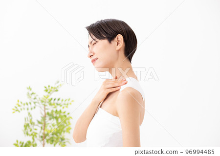 A woman applying a poultice 96994485