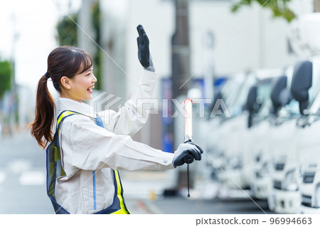 指揮交通的女保安 96994663