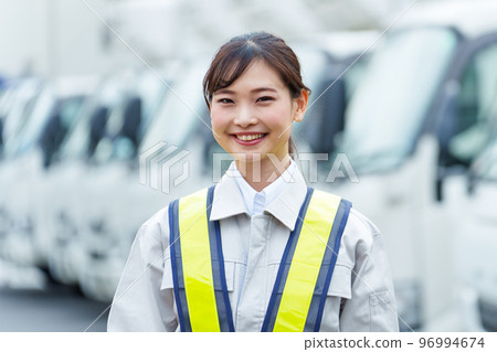 指揮交通的女保安畫像 96994674