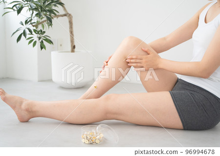 一個女人在她的腿上做艾灸 96994678