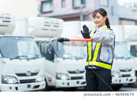 指揮交通的女保安 96994679