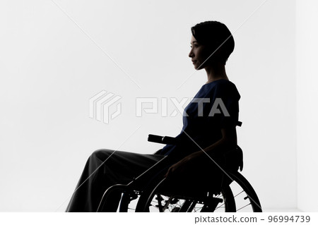 女性輪椅剪影 96994739