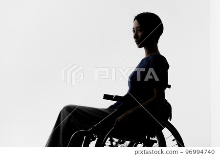 女性輪椅剪影 96994740