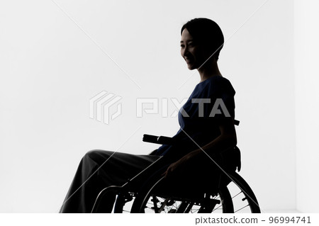 女性輪椅剪影 96994741