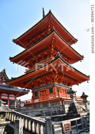 Kyoto City, Kyoto Prefecture, Japan Kiyomizu-dera Temple in the spring season Three-storied pagoda, an important cultural property, and a historic building Beautiful vermilion walls and roofs 96994751