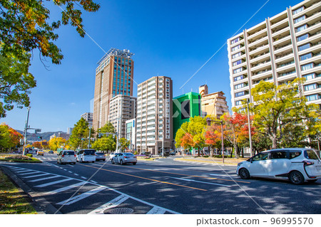 從小網町十字路口附近看到的西廣島站。請欣賞和平大道美麗的秋葉。廣島 96995570