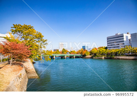 從西平岩大橋西爪的下游可以看到本川川的上游。欣賞兩岸城市風光。你可以看到著名的酒店 96995572