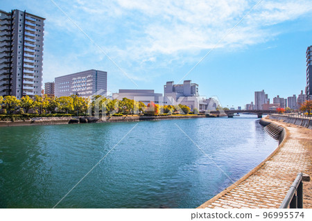 從西平和大橋眺望主要河流的下游。可以看到Aster Plaza和HBG Hall。廣島 96995574