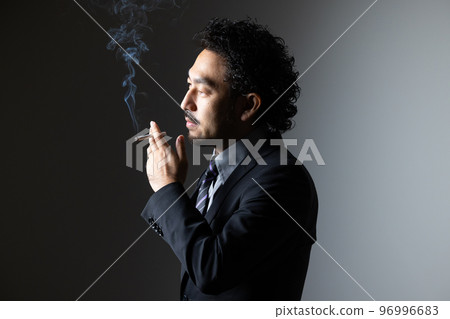 bearded man smoking 96996683
