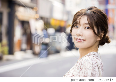 young woman walking in the city 96997617