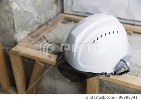 建築工地上的頭盔 96998341