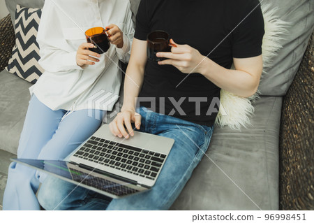 一對夫婦在沙發上放鬆 96998451