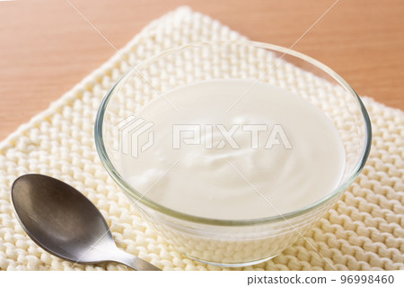 eat yogurt for breakfast 96998460