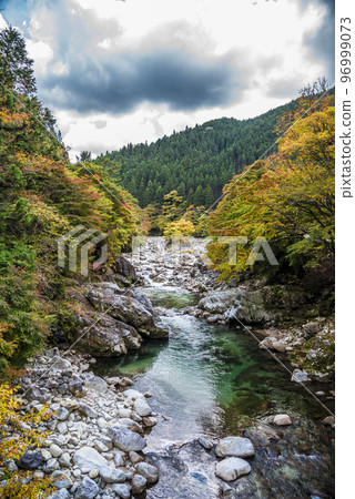 《Nagano Prefecture》Gokengoya, Hiratani Village, Shimoina District, Hiratani River in autumn colors 96999073