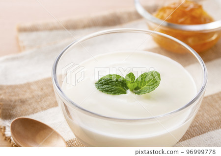 eat yogurt for breakfast 96999778