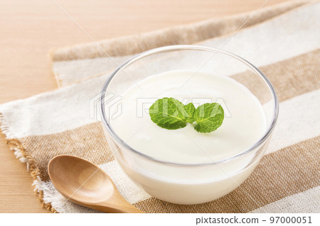 早餐吃酸奶 早餐吃酸奶 97000051