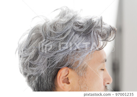 Side profile of a silver haired man 97001235