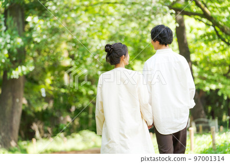 走在新綠中的兩男一女 97001314