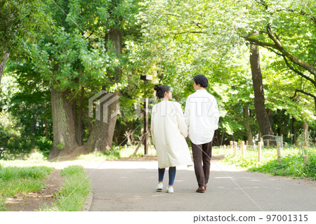 走在新綠中的兩男一女 97001315
