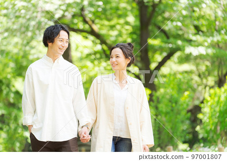 新綠中站著的兩男一女 新綠中站著的兩男一女 97001807