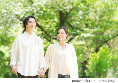 新綠中站著的兩男一女 97001808