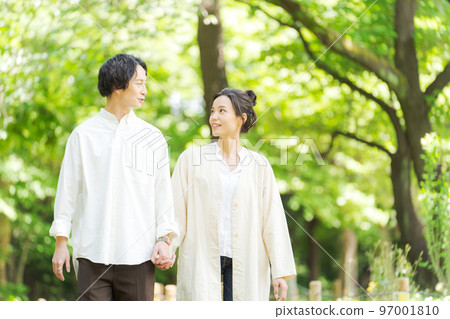 新綠中站著的兩男一女 97001810