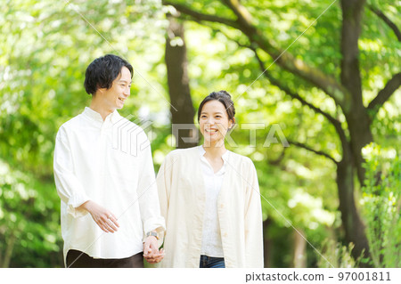 新綠中站著的兩男一女 97001811