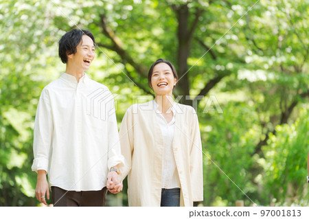 新綠中站著的兩男一女 97001813