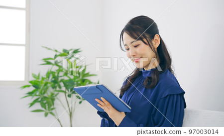 在室內使用平板電腦的女人 在室內使用平板電腦的女人 97003014