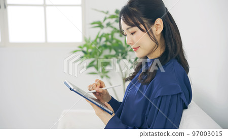 在室內使用平板電腦的女人 97003015