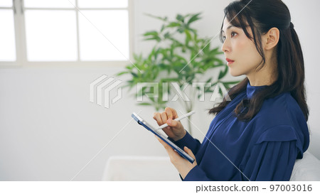在室內使用平板電腦的女人 在室內使用平板電腦的女人 97003016